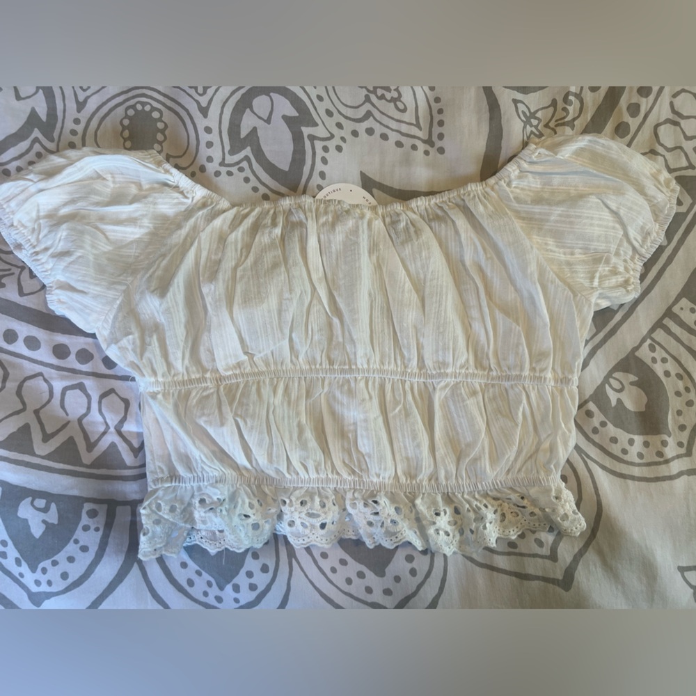 Size: Small, White Smocked Short Sleeve Top
Can Be Worn On or Off Shoulders